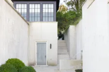 Back wall and entrance to an English-style mansion, with modern architectural details